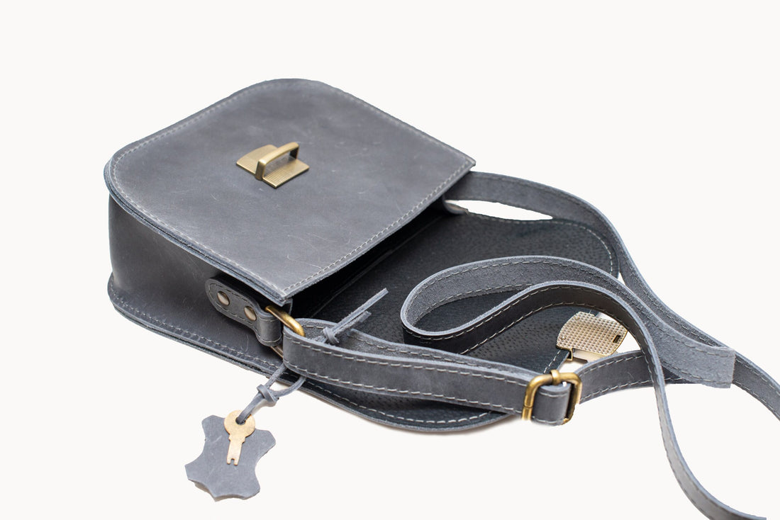 Große Satteltasche aus Naturleder – Grau – Detailansicht 5