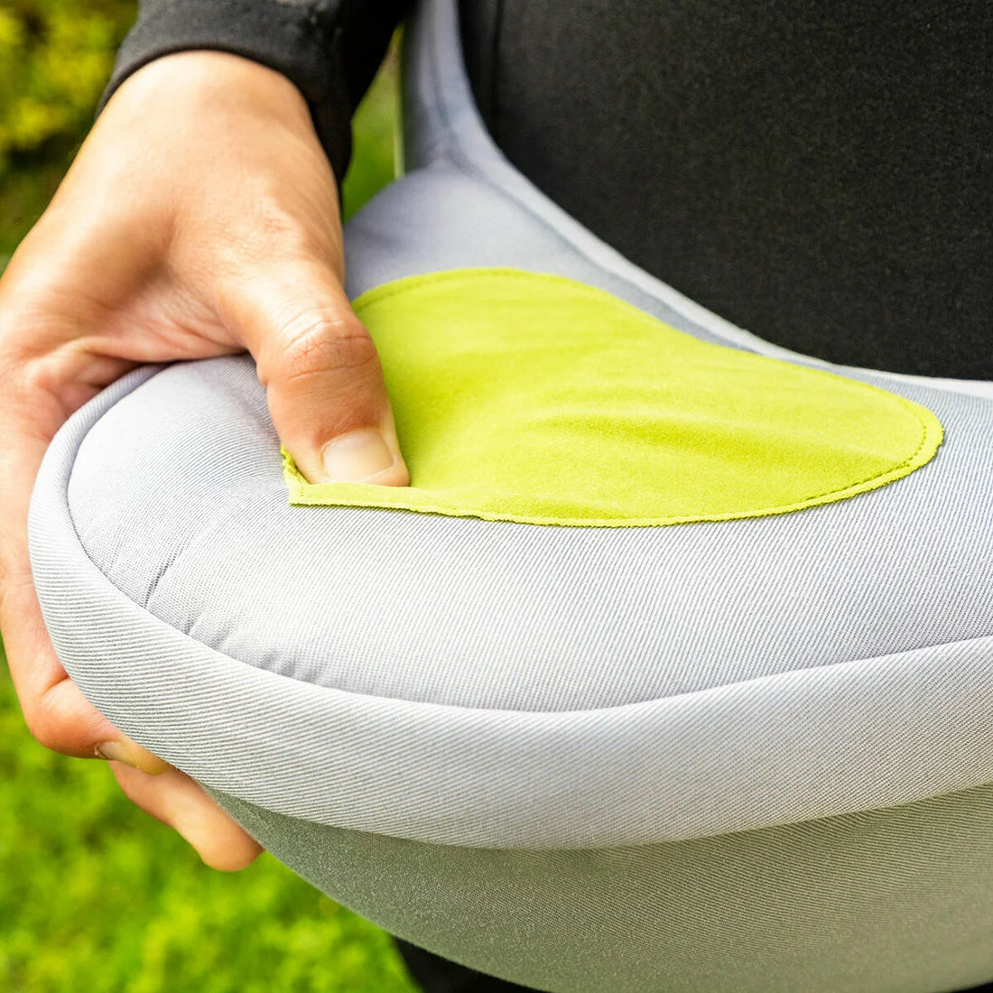 Seccaby Babytrage mit 2 Taschen – Detailansicht 5