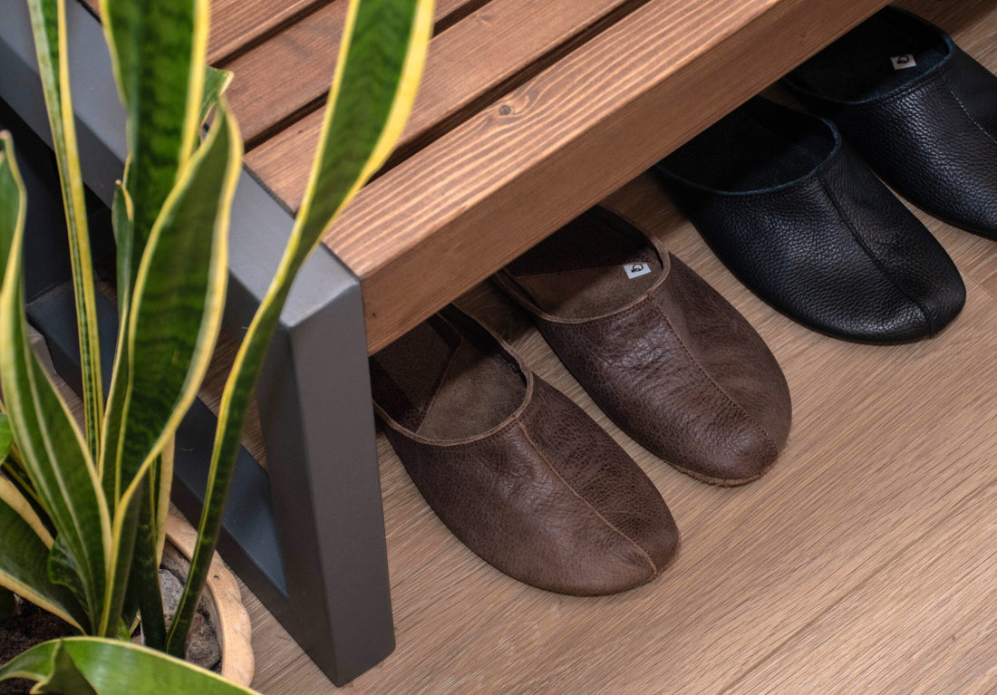 Sulbi Recycelte Unisex-Hausschuhe Dunkelbraun – Detailansicht 2