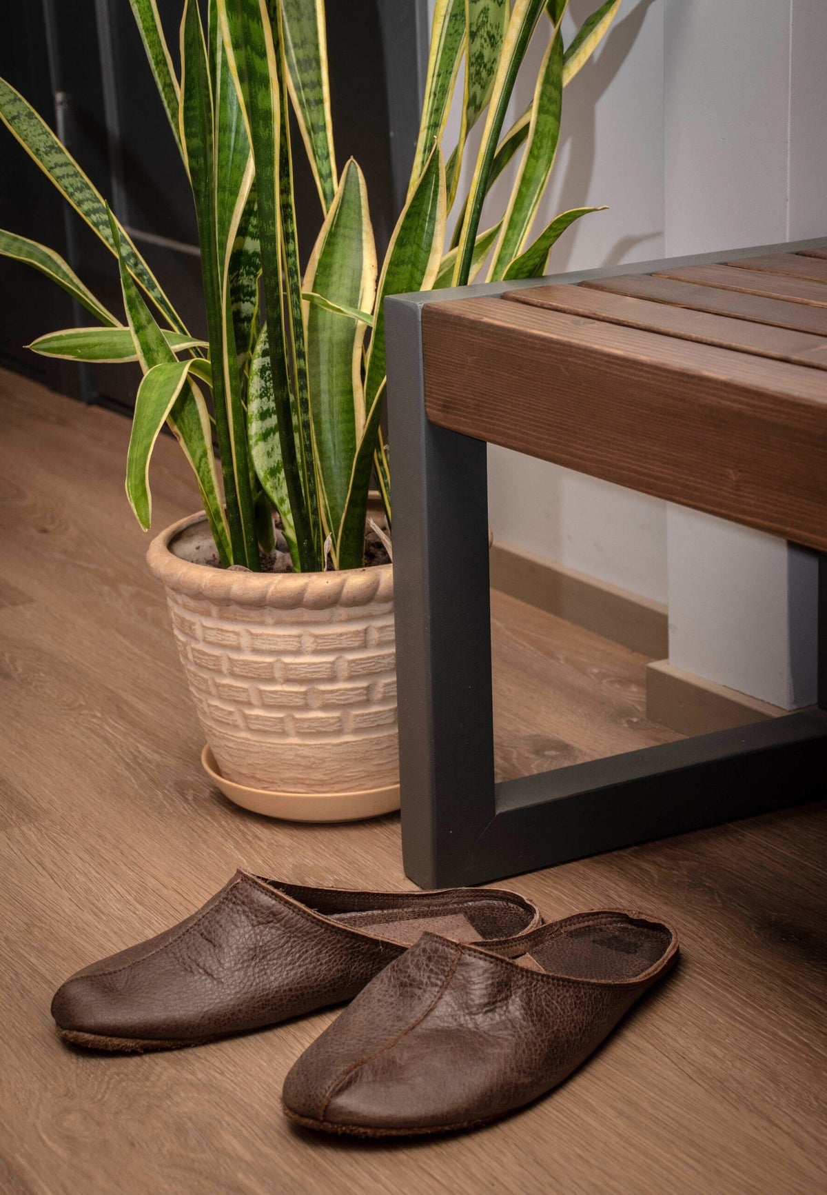 Sulbi Recycelte Unisex-Hausschuhe Dunkelbraun – Produktansicht 3