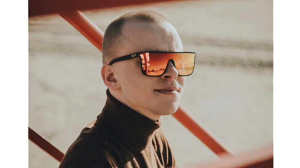 Sonnenbrille SU.VI 51024 Schwarz mit roten Gläsern – Produktansicht 3