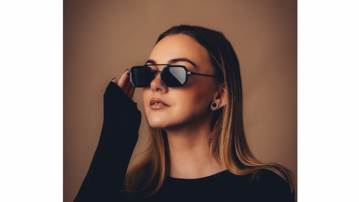 Sonnenbrille SU.VI 55036 Mattschwarz mit grauen Gläsern – Produktansicht 3