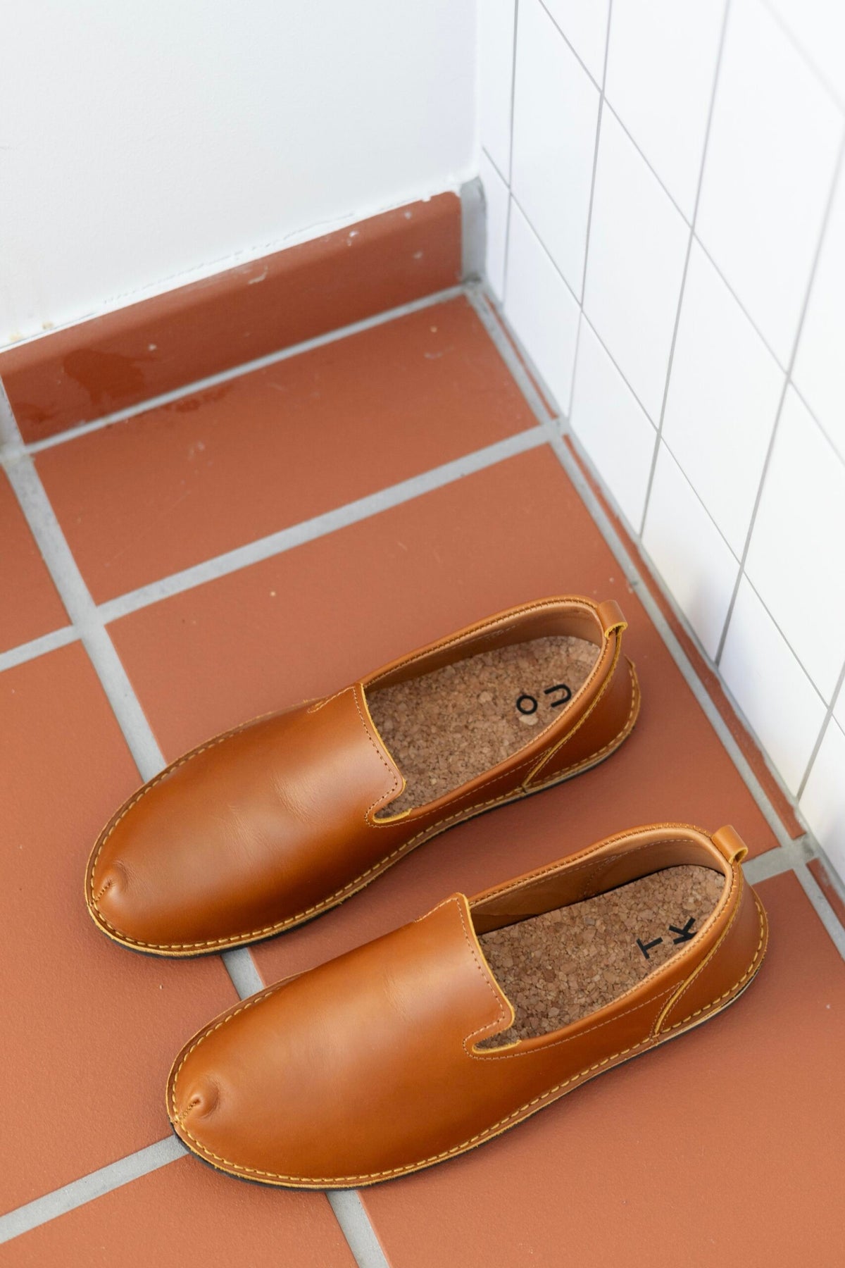 TOKU London Classic Schuhe – Ocker – Produktansicht 4