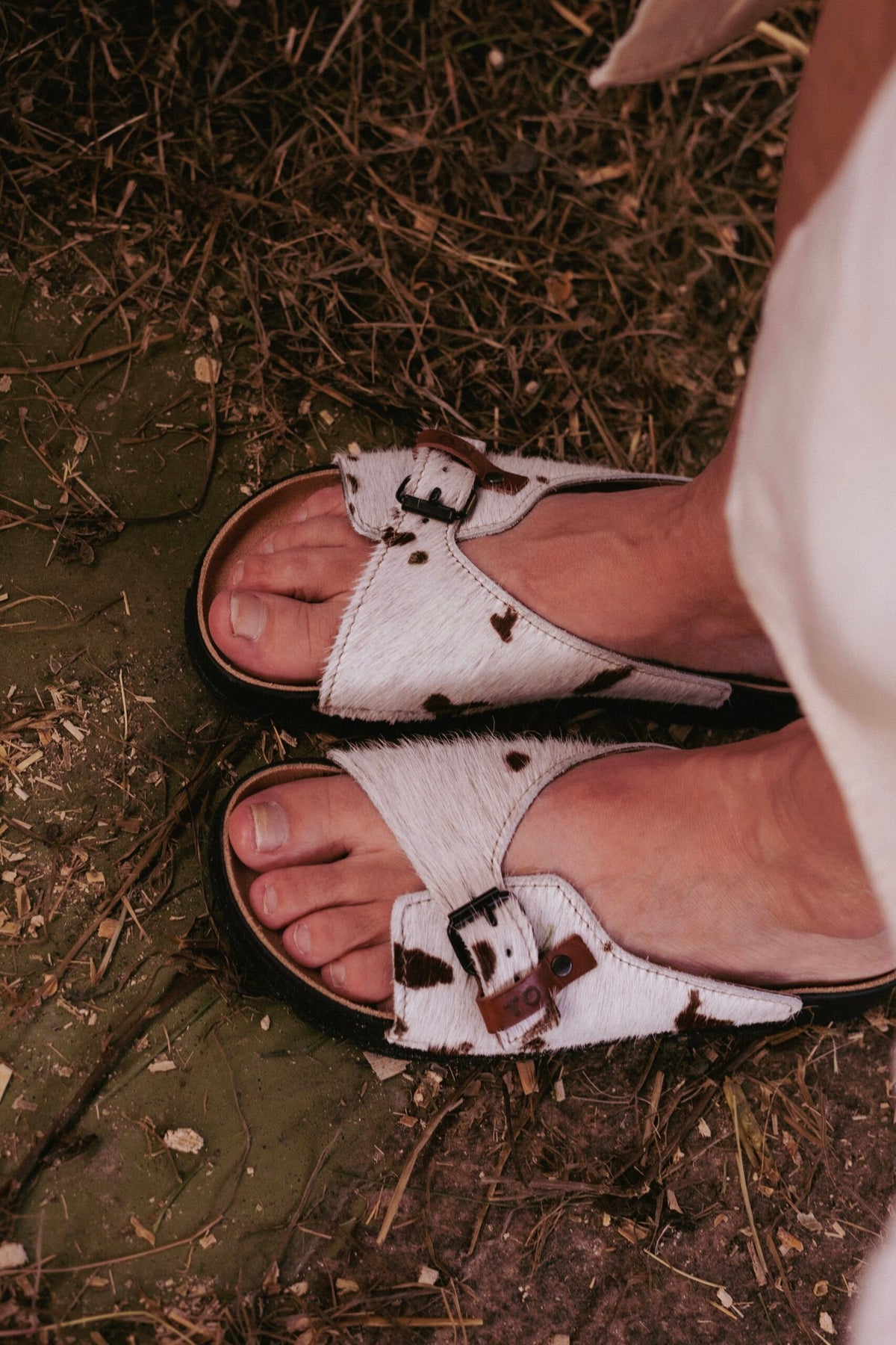 TOKU Rome Damen-Sandalen – Kuhmuster limitierte Edition – Produktansicht 4
