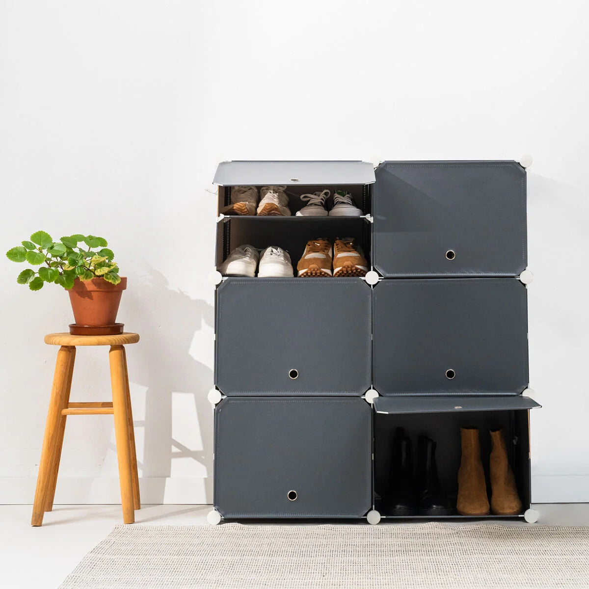 Graues modulares Schuhregal mit Türen und einsortierten Schuhen