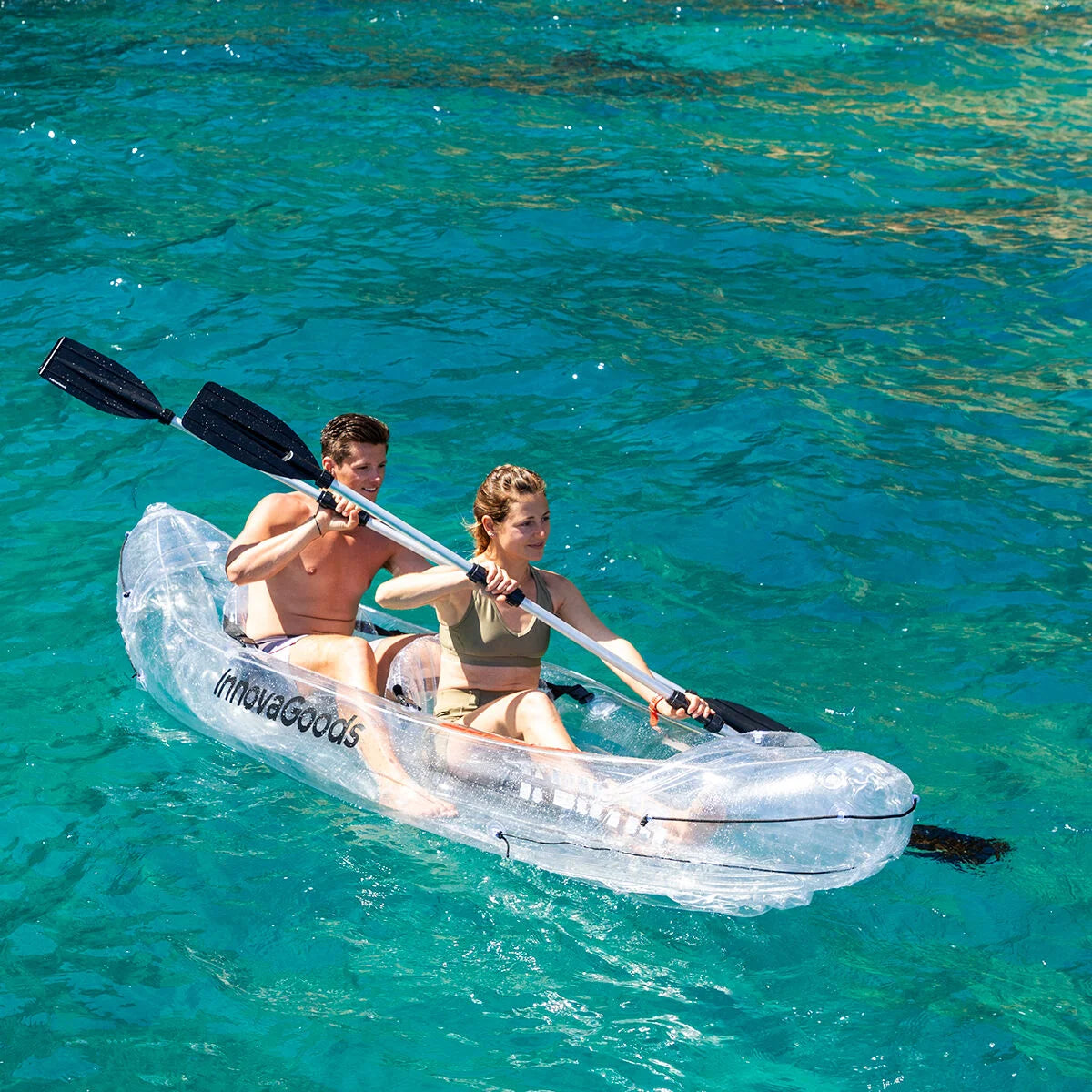 Transparentes Paros Kajak mit zwei Personen auf dem Wasser