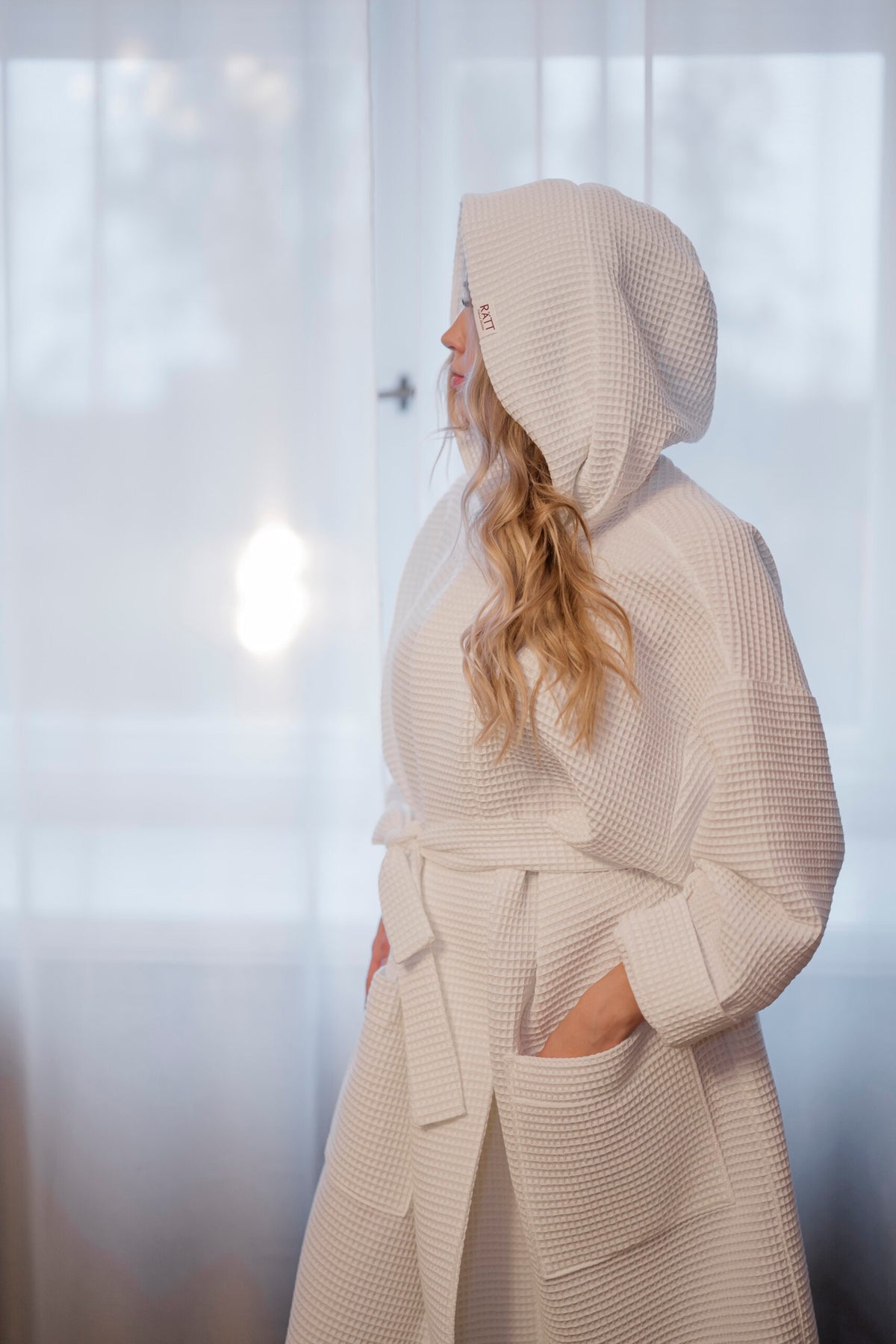 Unisex-Kapuzenbademantel aus Waffelbaumwolle – Hellgrau – Produktansicht 2