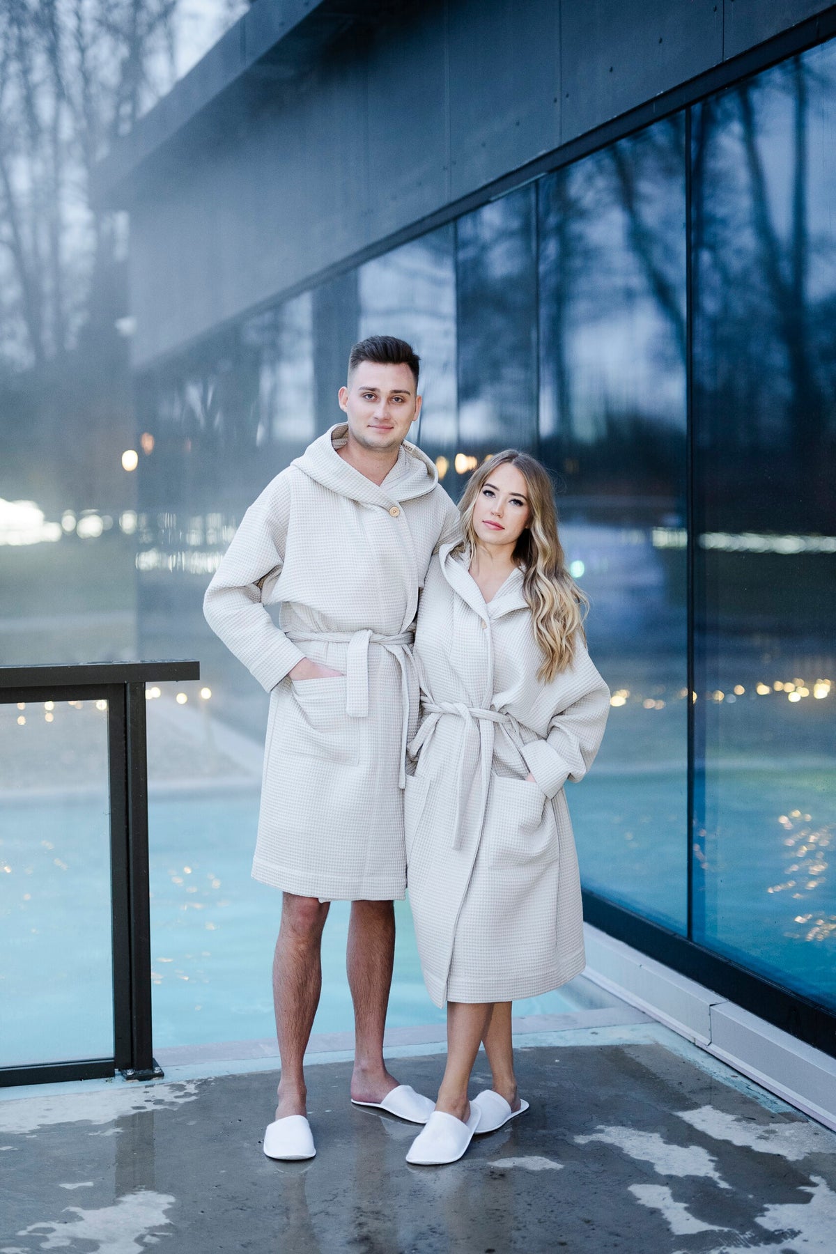 Unisex-Kapuzenbademantel aus Waffelbaumwolle – Hellgrau – Produktansicht 4
