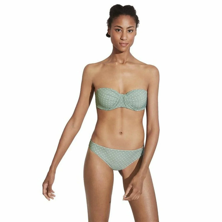 Grüne Ysabel Mora Bikinihose mit Punktemuster am Model